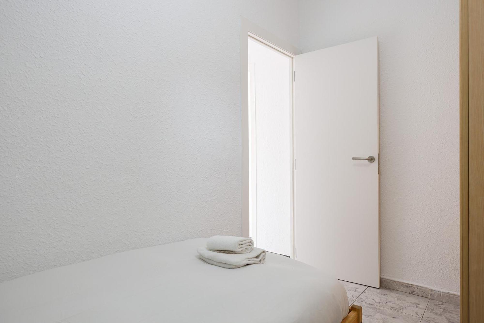 סנט אדריה דה בסוס Besos - Bright Apartment Close To Congress & Port מראה חיצוני תמונה
