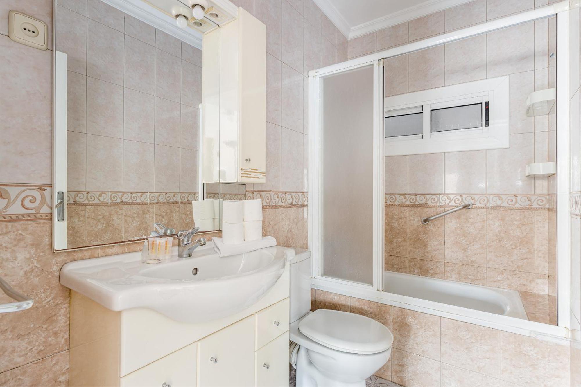 סנט אדריה דה בסוס Besos - Bright Apartment Close To Congress & Port מראה חיצוני תמונה