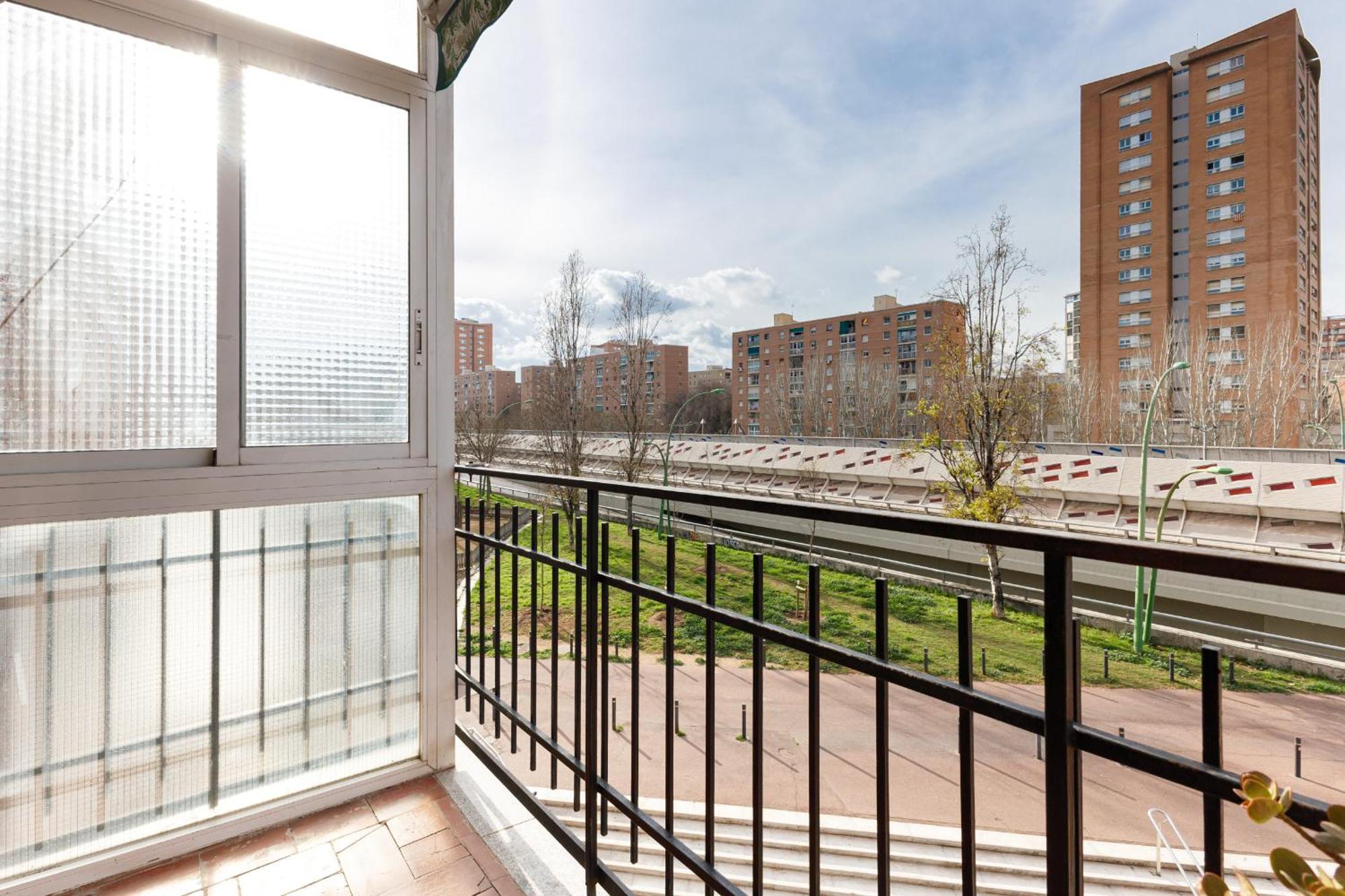 סנט אדריה דה בסוס Besos - Bright Apartment Close To Congress & Port מראה חיצוני תמונה