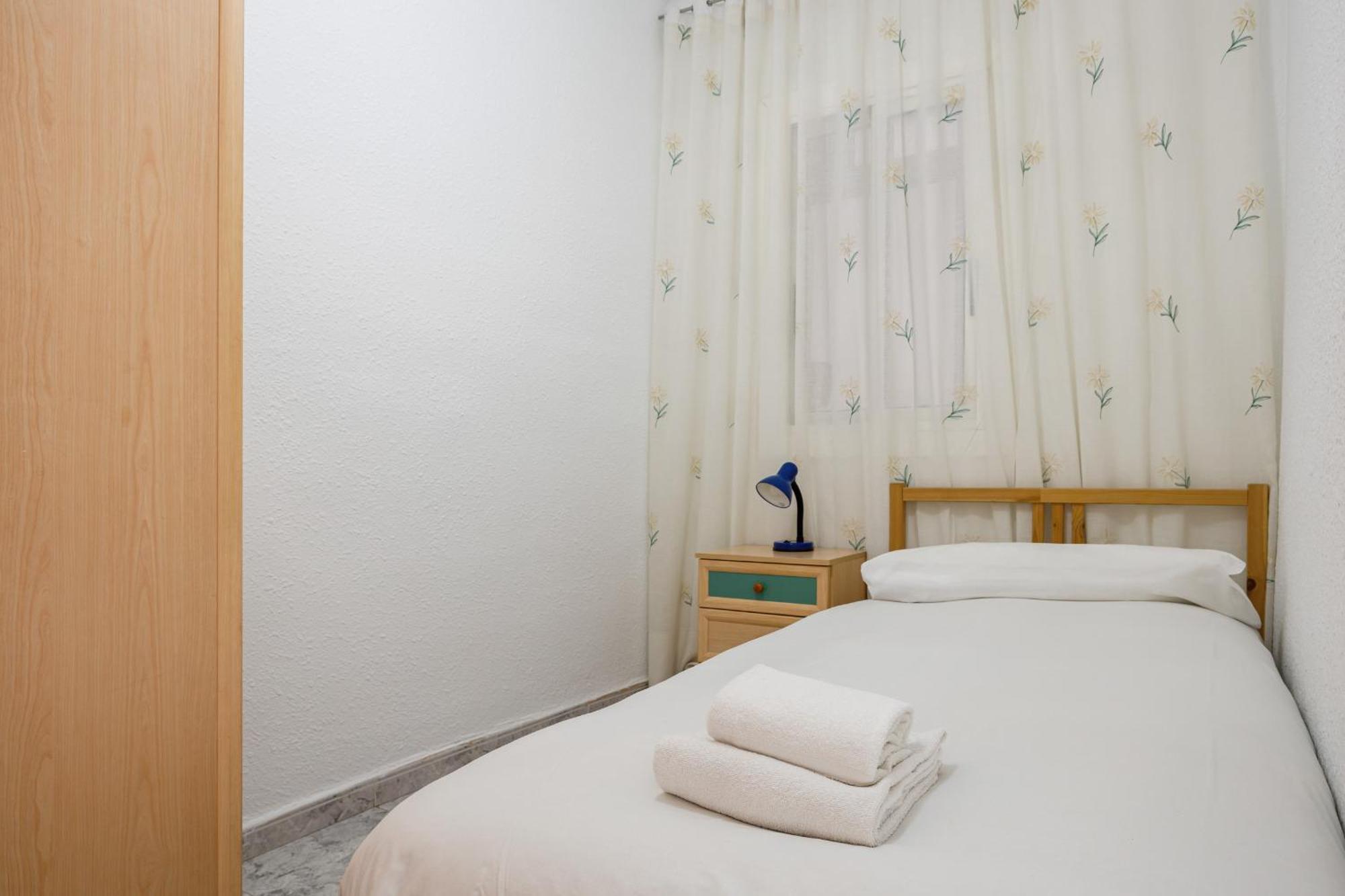 סנט אדריה דה בסוס Besos - Bright Apartment Close To Congress & Port מראה חיצוני תמונה