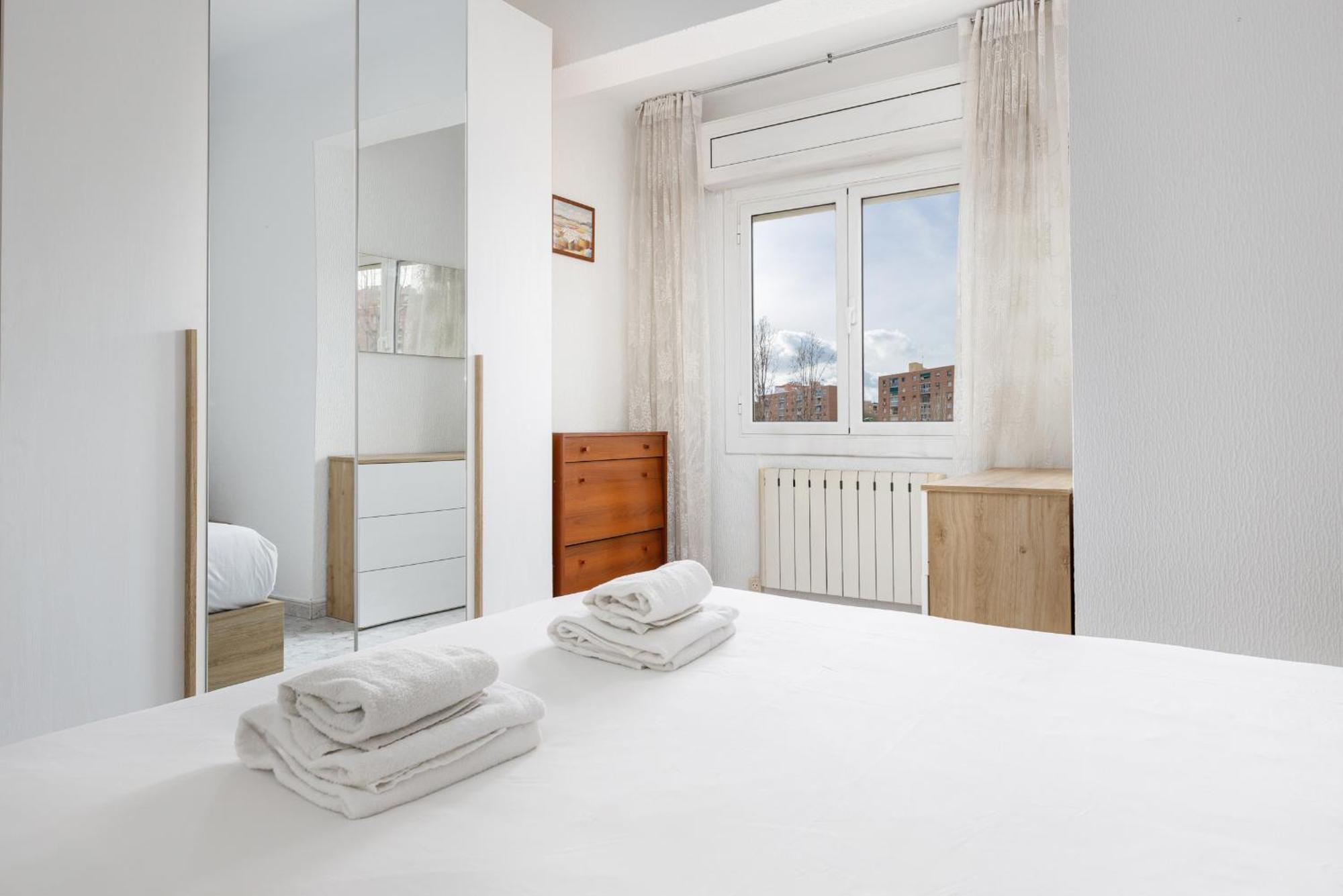 סנט אדריה דה בסוס Besos - Bright Apartment Close To Congress & Port מראה חיצוני תמונה