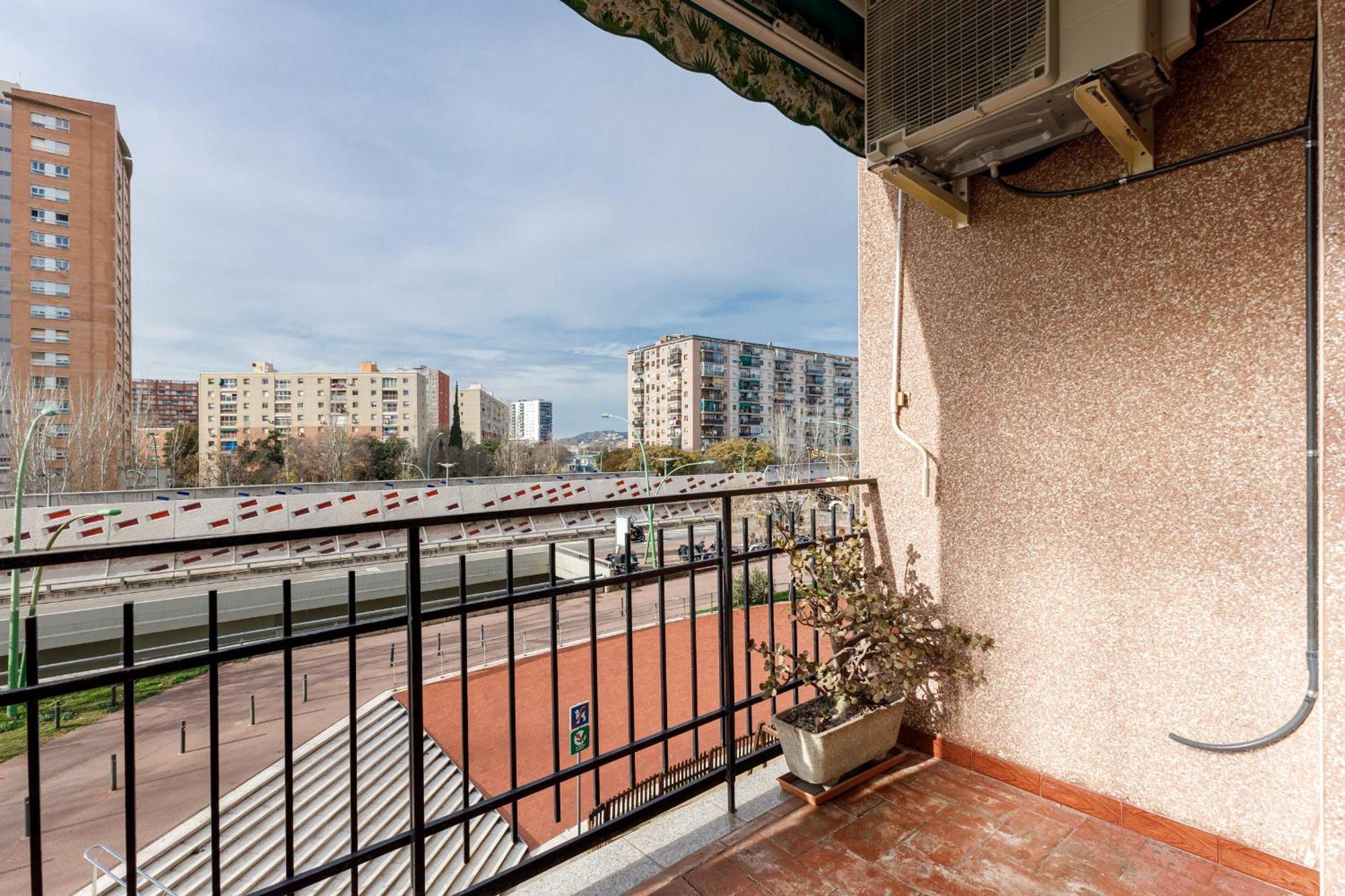 סנט אדריה דה בסוס Besos - Bright Apartment Close To Congress & Port מראה חיצוני תמונה